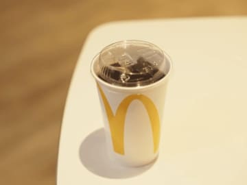 マクドナルドが「紙ストロー」廃止　新型のフタで代替
