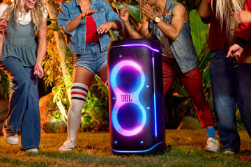 JBL、「バスケットボールコート1面を1台でカバー」800W大出力スピーカー「PartyBox 720」