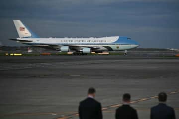 トランプ氏が来日、大統領専用機が羽田に到着