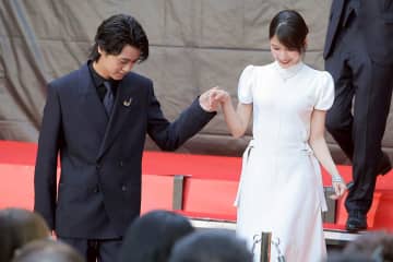 King & Prince高橋海人、東京国際映画祭で芳根京子をエスコート　降壇時にさっと手を差し出す紳士的な一面を披露