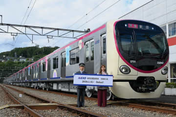 京王電鉄、“ワクワクする”新型車両2000系公開　子育て世代・藤本美貴さんも絶賛