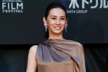 北川景子、ゴールドブラウンのドレス姿で女神のような輝き＜第38回東京国際映画祭＞
