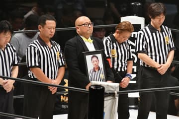 【マリーゴールド】両国に響いた追悼の鐘…クマに奪われた名レフェリー・笹崎勝巳さんに10カウント、選手たちは遺影の前で魂のファイトを捧ぐ
