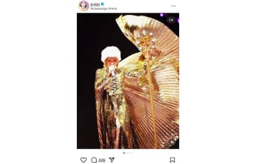 浜崎あゆみ、豪華絢爛な黄金衣装　ゴージャスなライブフォトに「女王感つよつよ」