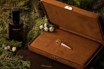 ヒロタカの25年クリスマスコフレ、パールジュエリー＆“密林の香り”ピローミストがセットに