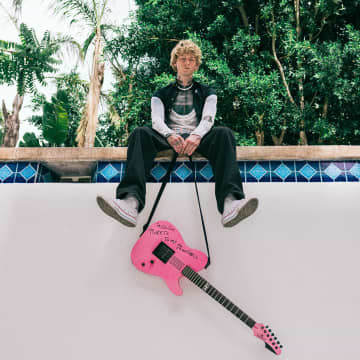 mgk、『Tickets To My Downfall』に未発表曲5曲を追加した5周年盤をサプライズ・リリース！