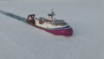 北極の海氷密集海域で連続した有人深海潜水を実施―中国