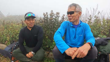 世界中のクライマーを支援するヒマラヤの案内人「シェルパ」が大野・荒島岳に　山がつないだ山岳ガイド2人の交流