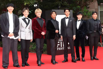 GENERATIONS タキシード姿で「東京国際映画祭」レッドカーペットに登場