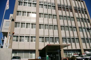 相模原の郵便局で現金7万8千円と通帳2通奪った疑い、男を再逮捕　70代女性に背後から近づき、引き倒したか