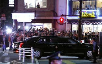 羽田に見物客数百人、厳戒警備　米大統領専用機が降り立つ