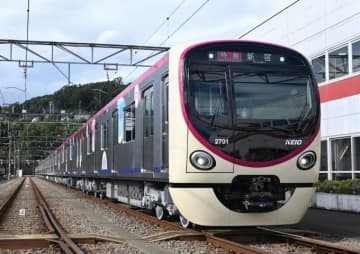 超広い！車両半分がフリスペの京王 新型2000系公開 “ミキティ”、子連れ「電車移動あるある」語る