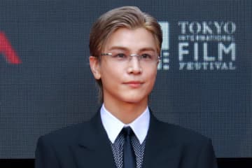 岩田剛典、金髪×メガネ姿でレッドカーペットに降臨！　オフショットに「ビジュ良すぎ」「破壊力すご」など絶賛の声＜第38回東京国際映画祭＞