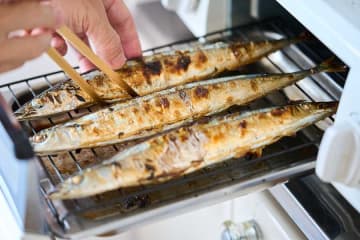「食材の脂が過熱して発火」　誤った時短術→グリル付きコンロでの火災に注意　やってはいけないこととは