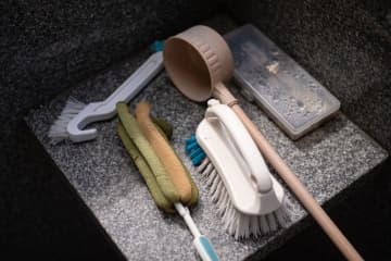 お墓掃除でやってはいけないNG行為８つ…きれいにしたつもりが墓石を痛める？