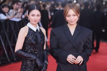 深いスリットから美脚スラリ！柴咲コウ、圧巻のオーラでレッドカーペットを席巻