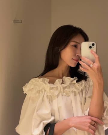 2025秋おしゃれな人が注目してる「#フリルブラウス」！ インスタ人気タグ最新情報