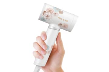 ポール & ジョー“可憐な花柄”ヘアドライヤー、たっぷりマイナスイオンで髪や肌にやさしく速乾