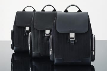 リモワ“スーツケースに固定できる”レザー製バックパック、グルーヴパターンのスクエアフォルムで