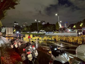 トランプ大統領にあわや〝ビールの洗礼〟　国会前交差点で瓶１万本が道路上に散乱