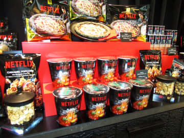 ヨーカ堂とセブン Netflixと初コラボし食品など26品 ブラックフライデーに向けワクワク体験を