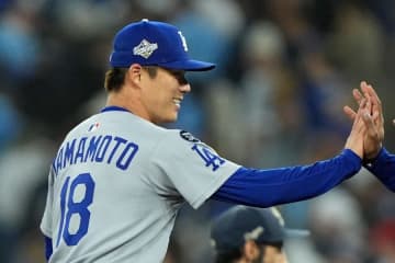 山本由伸とキケとの「美しい光景」　2秒間に滲ませた敬意…まさかの“所作”が「イキですなぁ」