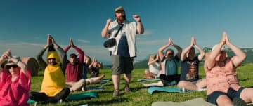 宝石泥棒の親子が逃げこんだのは、障がいのある若者たちのサマーキャンプだった！？『サムシング・エクストラ！』