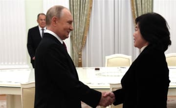 プーチン大統領、北朝鮮・崔善姫外相と会談　アジア歴訪中のトランプ大統領けん制の狙いも