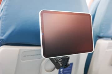[本日の一品]15時間の飛行機移動を快適にするために、クランプ式のMagSafeスタンドを購入