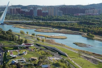 永定河のほとりで週末を満喫　北京市