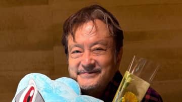 「まだまだメガシンカ中」大和田伸也(78) ポケモンに囲まれた誕生日お祝いショット公開！“冒険の相棒”からケーキのプレゼントも！？