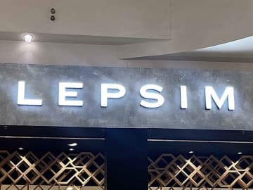 「秋冬コーデ地味になりがち」な人へ！【LEPSIM】 1点投入するだけでOK！「主役級カーデ」