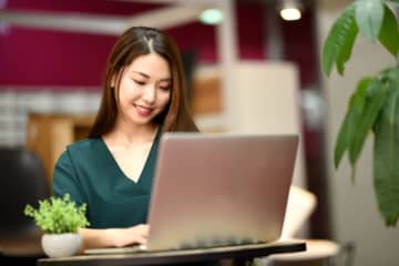 ビジネスメールで差がつく！「お世話になっております」の上手な言いかえ術