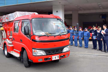 人口45万人も消防車ゼロ　葉山町寄贈の2台、ウガンダへ　現地区長が輸送費肩代わり