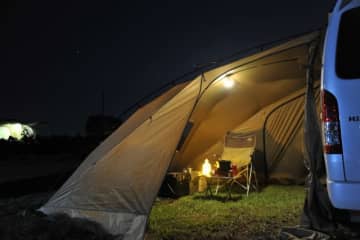 雨風をしっかり防ぐ！キャンプで大活躍するシェルター式カーサイドタープおすすめ5選