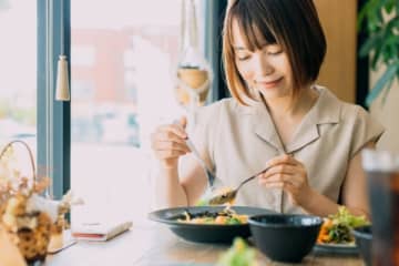 物価高騰でランチ代「1200円まで許容」する30代女性 「ご褒美でマックス2000円」という50代男性も