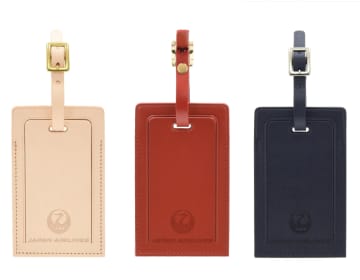 JAL×グローブ・トロッター、新作ラゲッジタグ＆パスポートスリーブ。イギリスの職人技光る上質レザー製