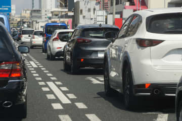 レクサスNXがバイパスを逆走 対向車線の “右折レーン” に進入し『白い斜めの線を突っ切り』停止せず走り去る姿にネットでコメント殺到「百歩譲って逆走して焦るのはわかる。だがなぜ走行を続ける？」「あちゃ～っていいながら走るなよな。直ぐにでもUターンすべき」