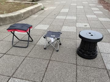 デジカメアイテム丼：撮影の待機中に使える？ 「携帯椅子」3モデルをチェックしてみた　「万博椅子」で今年メジャーに　危険性の指摘も