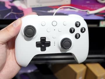 振るとNintendo Switch 2が復帰するゲームパッド「8BitDo Ultimate 2 Bluetooth Controller」が登場