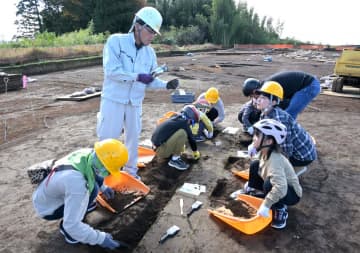 ラーケーション使い発掘　土浦の遺跡・古墳群　児童や高校生「いい経験」　茨城県教育財団