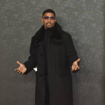 ジェイミー・フォックス、自宅開催の音楽フェスティバルでステージに物を投げ入れた観客に激怒