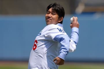 野茂英雄氏がWSで始球式　捕手役・山本由伸へ一投…ド軍本拠地大歓声、大谷ら後押し