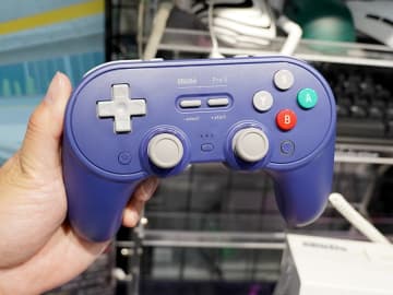 レトロデザインに最新技術を搭載、ドリフトに強いPS配置ゲームパッド「8BitDo Pro 3」が登場 Nintendo Switch 2のスリープ復帰にも対応