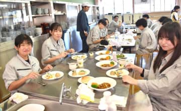 海洋高生、テーブルマナー学ぶ　座り方や食べ方　フランス料理楽しむ　茨城