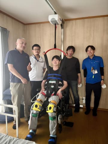 レール走行リフト「SSシリーズ」「つるべーTEN」で医療・介護連携を実現　重度頸椎損傷を負った若者の在宅復帰を支えた「伴走支援」事例
