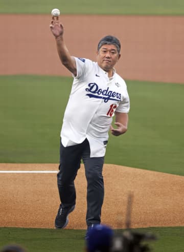 OB野茂英雄さんがWS始球式　挑戦から30年、山本が捕手