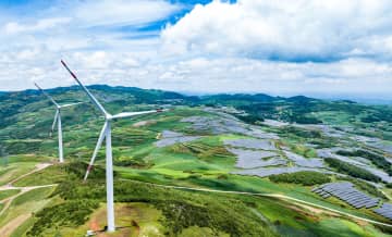 中国の新規風力・太陽光発電設備容量、世界の6割占める