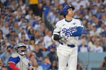 【MLB】大谷翔平、衝撃のWS2号直後の1枚に公式注目「オオタニのバットを探して」　CY賞右腕からの一打に本拠地熱狂