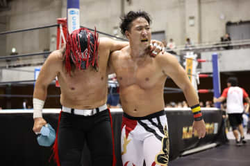 【新日本】「俺はこのリーグ戦に懸けてる！」KUUKAI、魂の叫びも…H.O.T.の非情なる“パウダー攻撃”の前に無念の2敗目